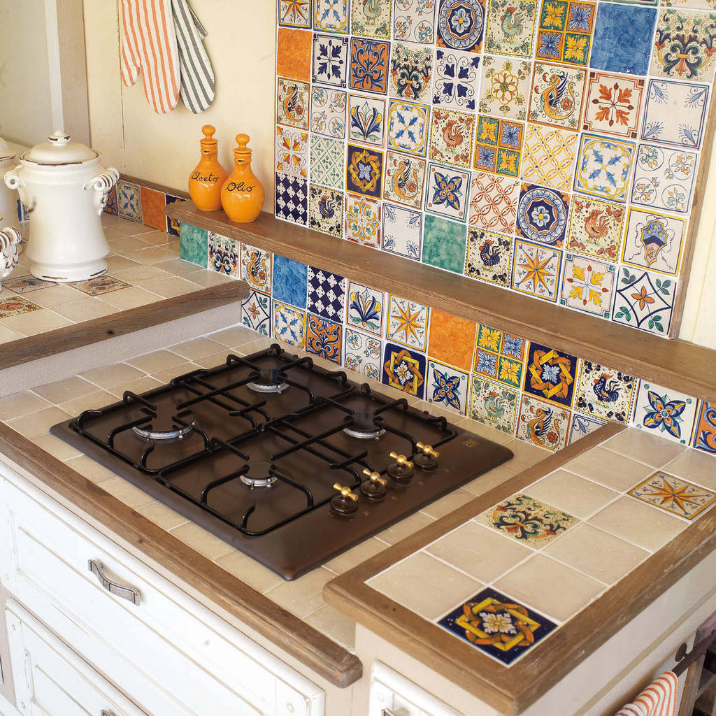 Piano cucina muratura in piastrelle di mobili a colori ...