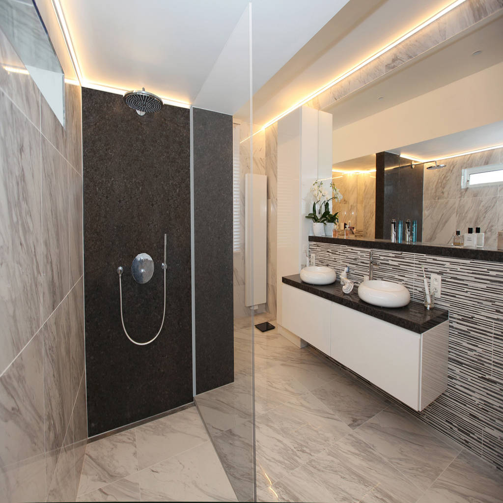 Geniet Van Een Moderne Badkamer Met Gladde Wanden