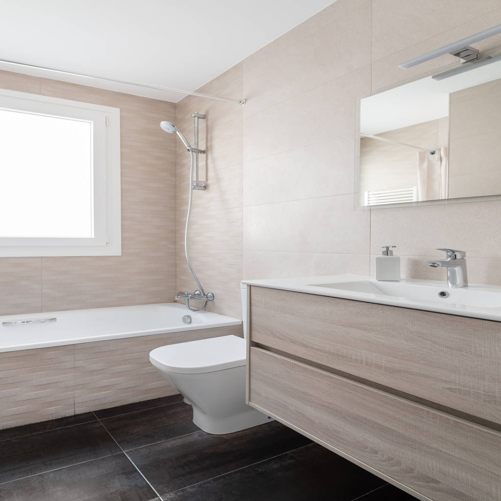 Segundo cuarto de baño con bañera baños de estilo minimalista de