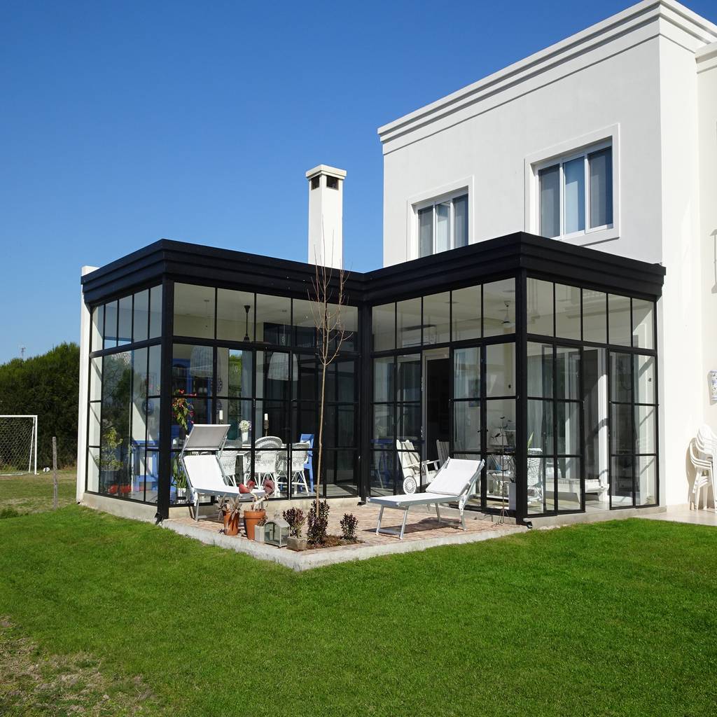 Jardin de invierno al lago. - Fotos De JarDines De Invierno De Estilo Clasico En Blanco Por EstuDio Dillon Terzaghi Arquitectura Pilar