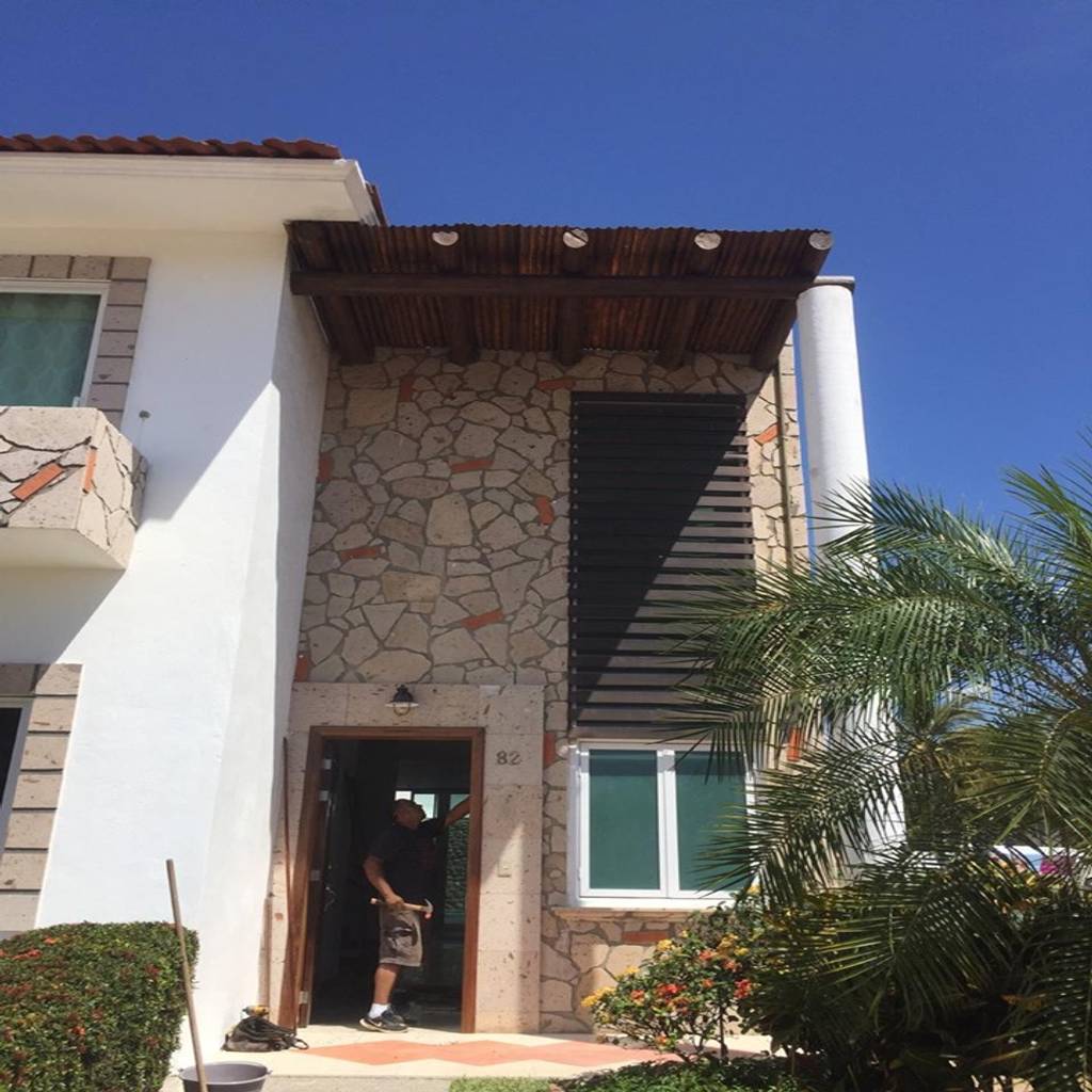 Techado con troncos y lamina en fibra de vidrio : techos inclinados de