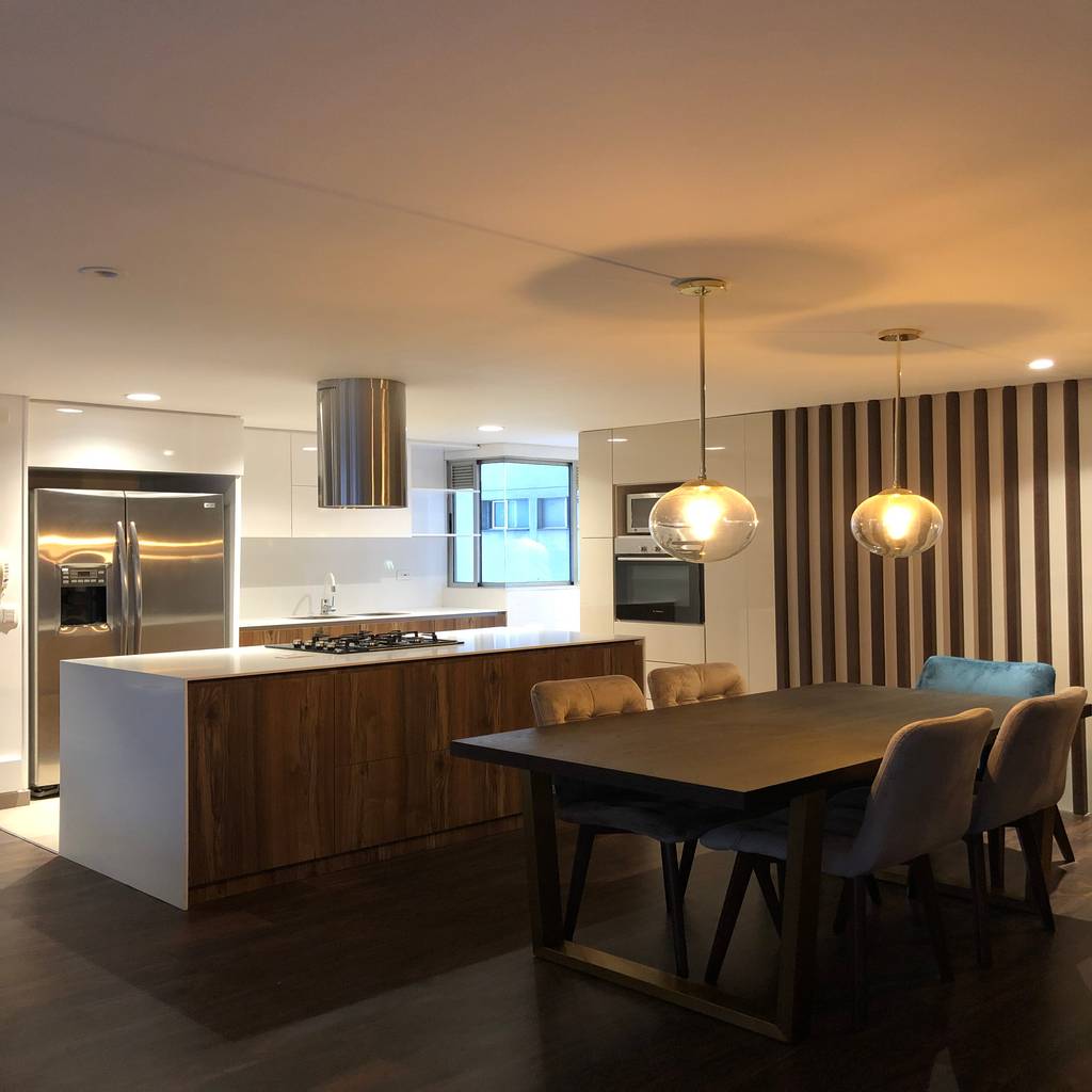 Comedor y cocina abierta de entrearquitectosestudio moderno madera