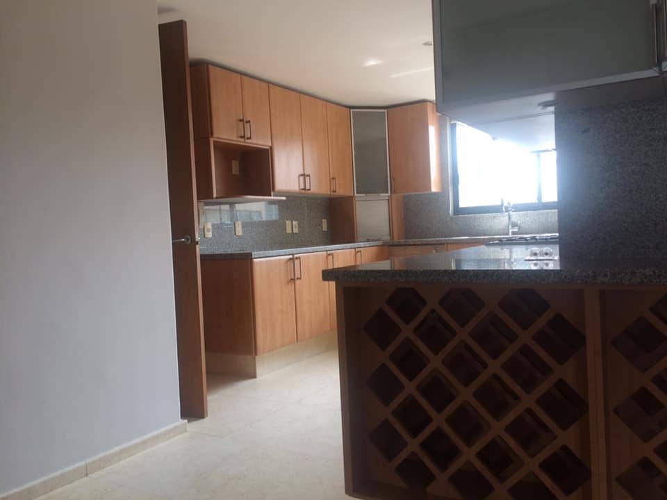 Cocina integral y piso de marmol