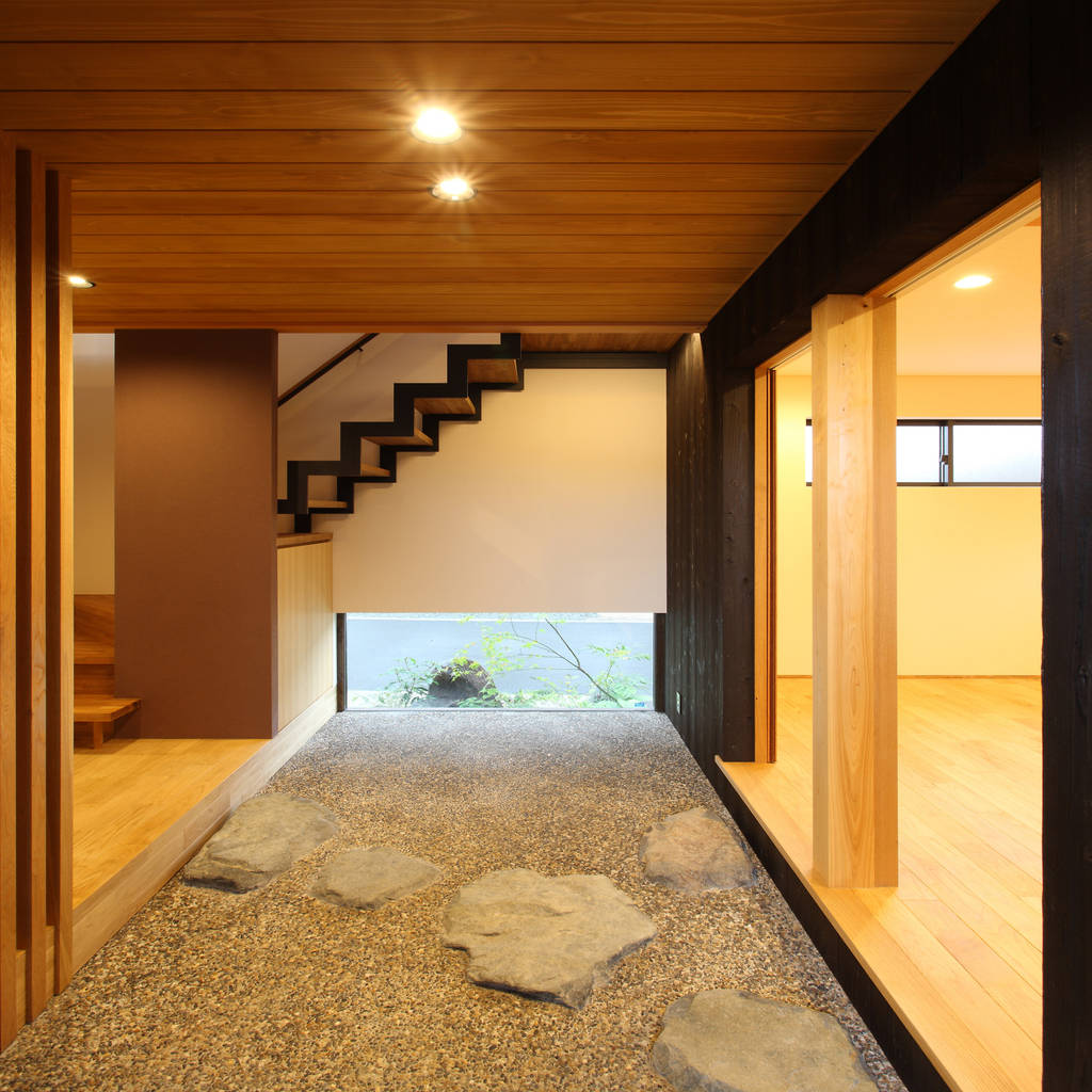 床座の家土間と離れ蔵のある家 和風の 玄関&amp;廊下&amp;階段 の studio tanpopogumi 一級建築士事務所 和風 homify