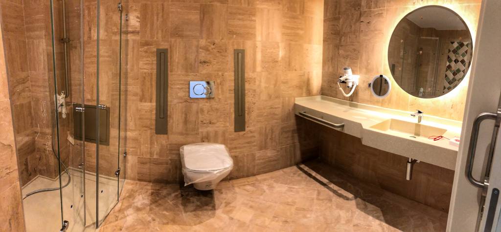 Aseo adaptado rö | arquitectos baños de estilo moderno piedra ámbar