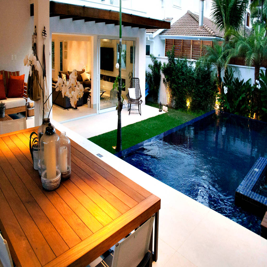 Piscina azul com borda infinita e varanda gourmet por rawi ...