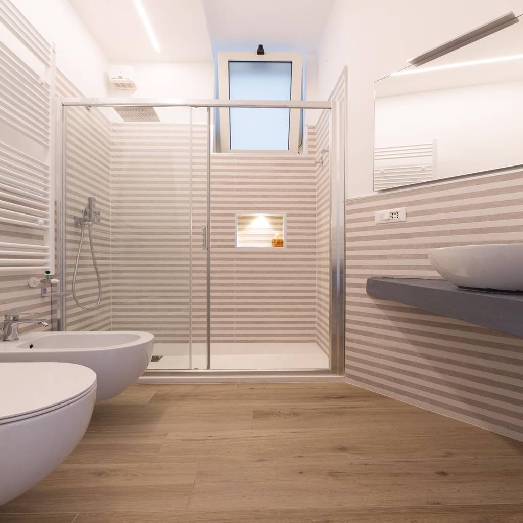 Bagno con doccia bagno moderno di lm progetti moderno | homify