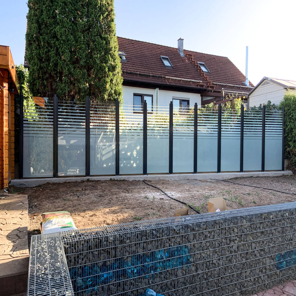 Zaunausglas realisierte projekte glaszaun mit streifenverlauf
