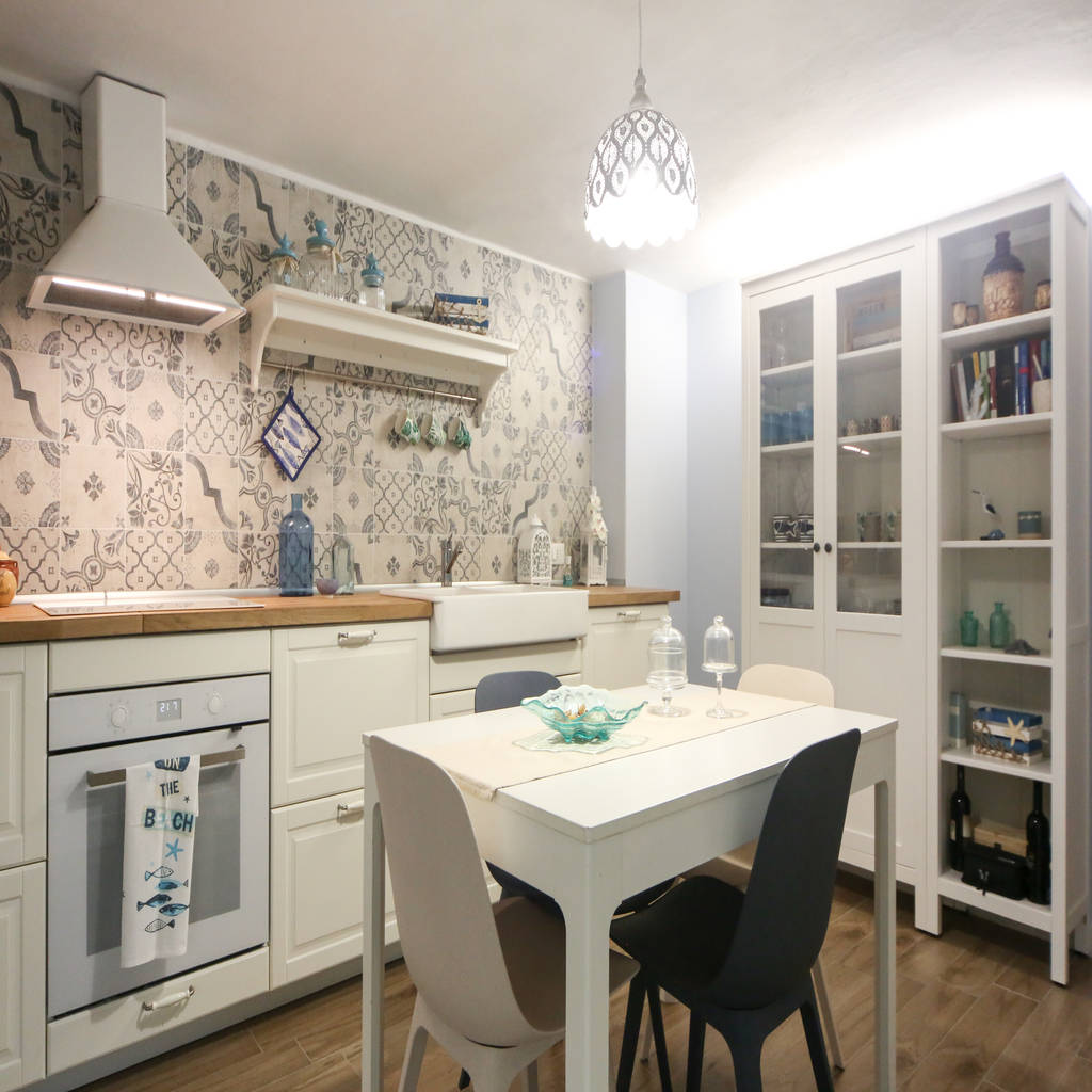 Mini seconda casa al mare: cucina aperta bianca in stile country chic