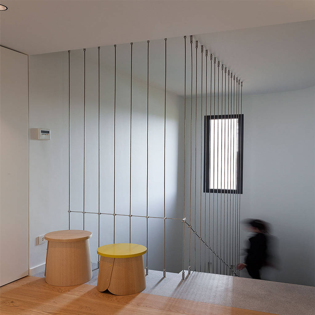 Escalera con tensores de acero sujetos de suelo a techo de manuel