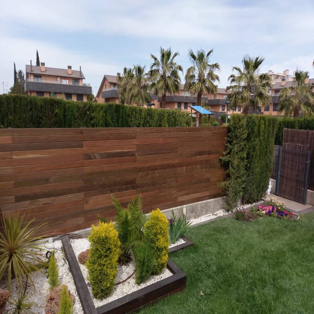 Jardineras de madera con plantas arbustivas jardines de estilo moderno