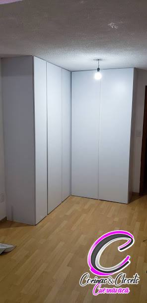 Closet blanco en escuadra puertas de piso a techo , cocinas y closets