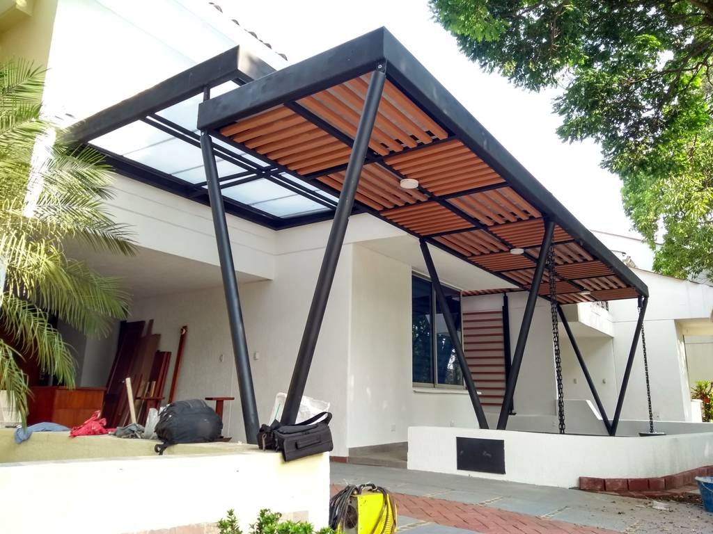 Pérgola metálica con madera plástica home box arquitectura balcones y