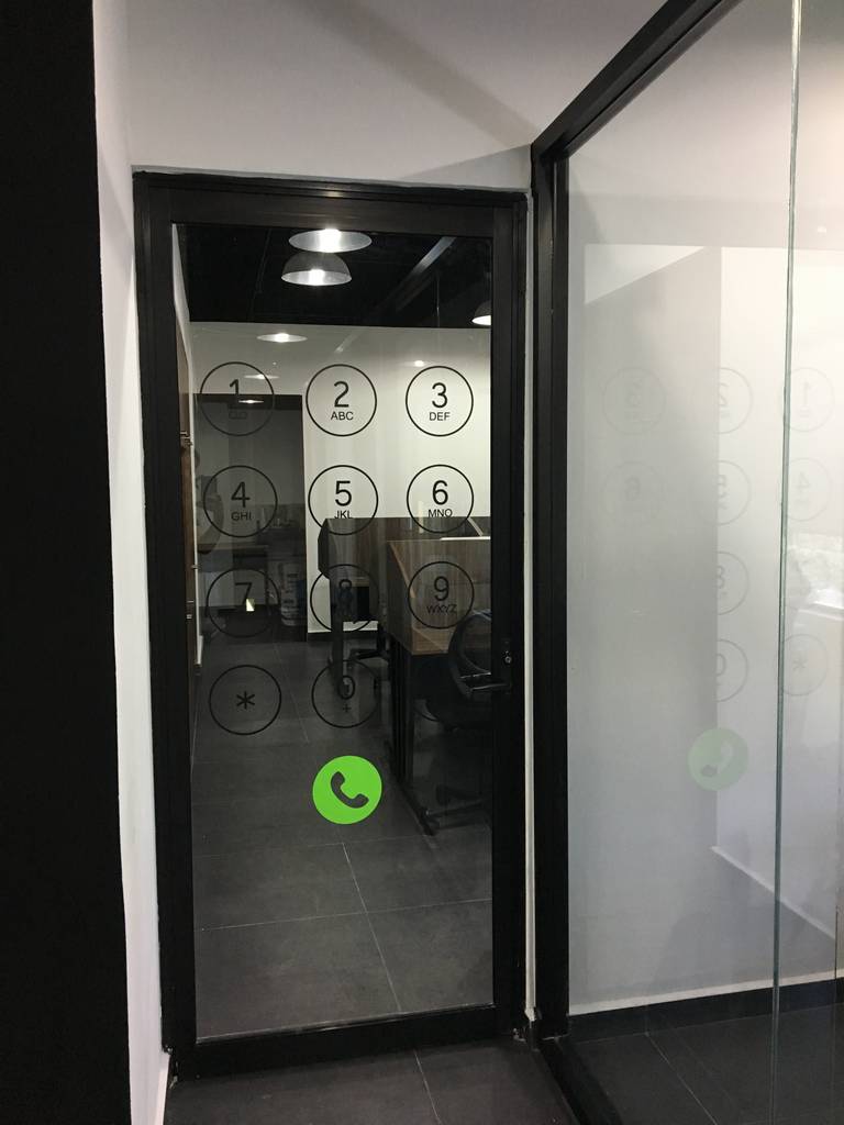 Decoración de puerta de call center | homify