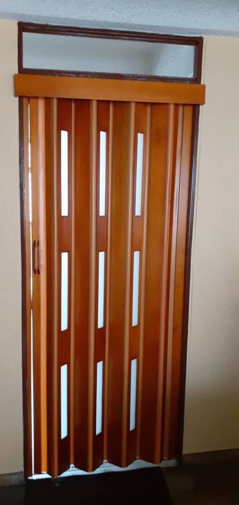 Puertas plegables en madera con pasos de luz en vidrio persianas de