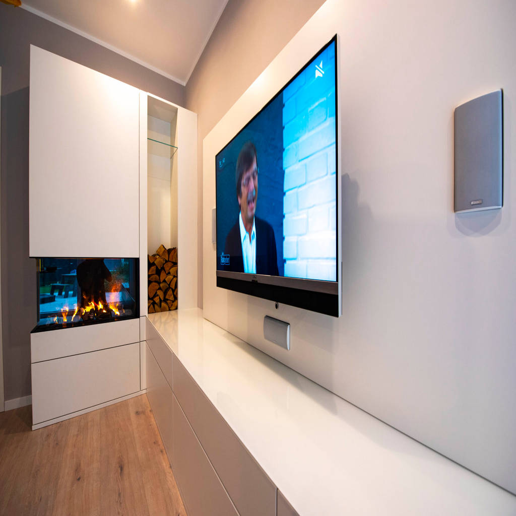 Multimedia-wand mit tv markus wolf - der meister moderne wohnzimmer