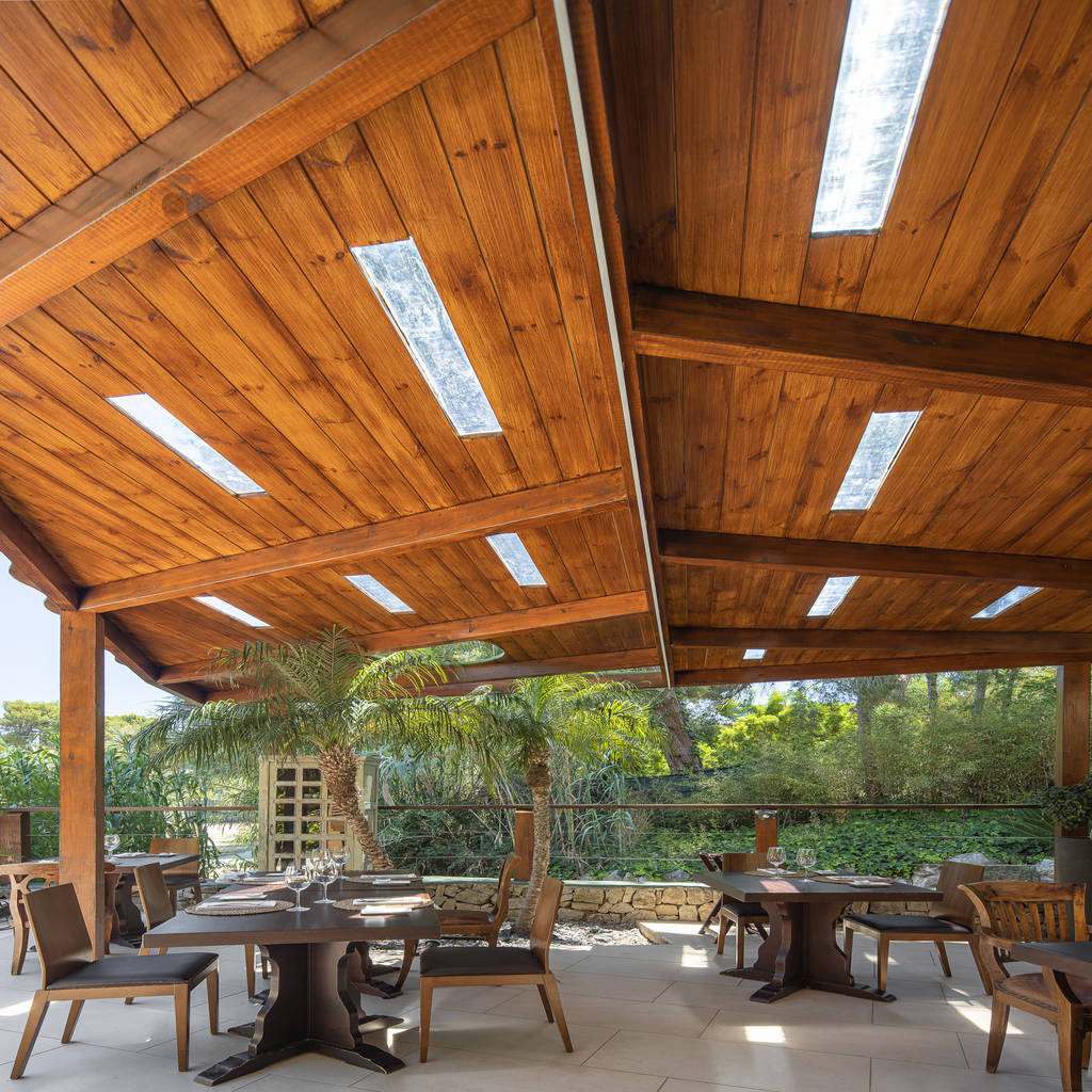 Pérgolas de madera sostenible diseño único en forma de hojas hotel