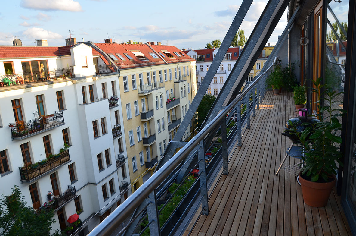 Teak Terrasse Berlin, BioMaderas GmbH BioMaderas GmbH Balcony, Porch & Terrace design ideas