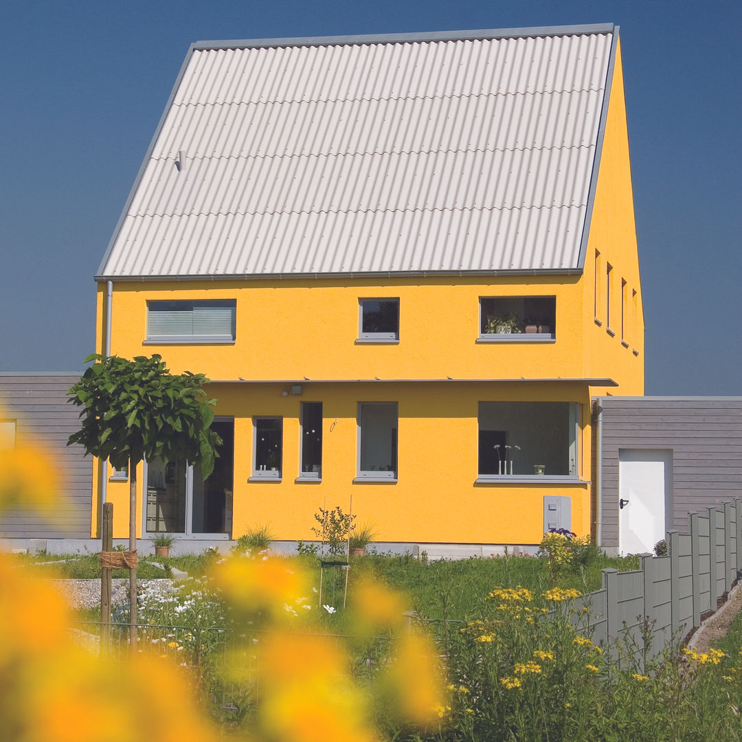 Haus S., Architekturbüro Riek Architekturbüro Riek Ausgefallene Häuser Pflanze,Gebäude,Himmel,Eigentum,Fenster,Haus,Gelb,Grundstück,Hütte,Ländliches Gebiet