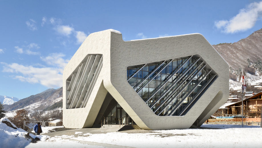 HOUSE OF JUSTICE - CIVIC CENTRE, Mestia, Georgia, J.MAYER.H J.MAYER.H Häuser Himmel,Wolke,Gebäude,Schnee,Neigung,Haus,Baum,Urban design,Landschaft,Fassade