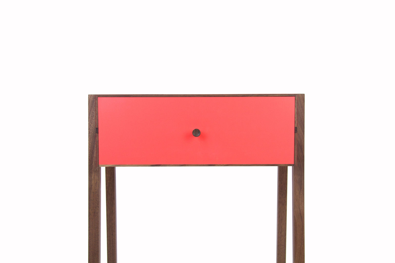 Animate Bedside Table in Red Formica and Walnut Young & Norgate Dormitorios modernos: Ideas, imágenes y decoración Mesitas de luz