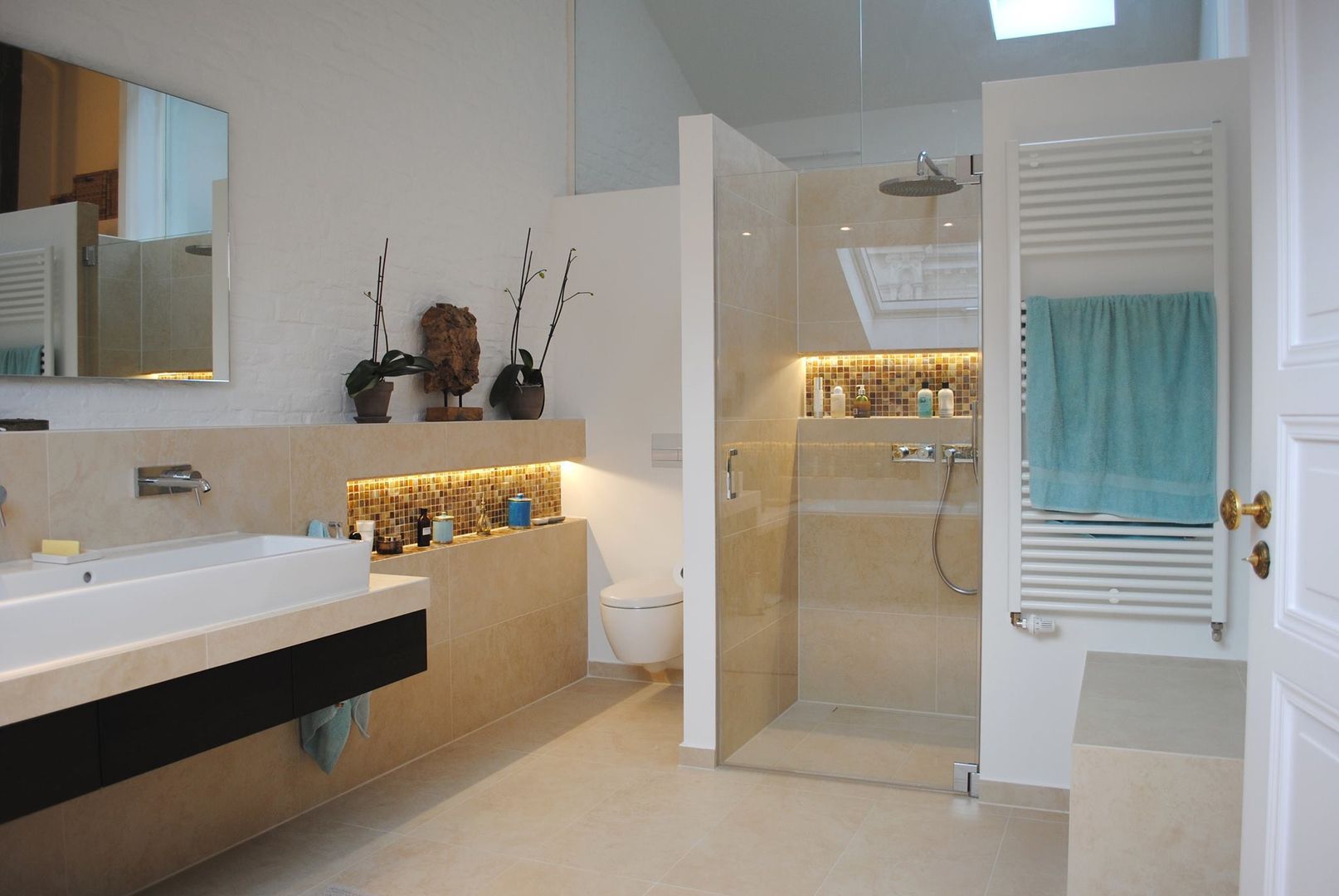 homify Modern style bathrooms