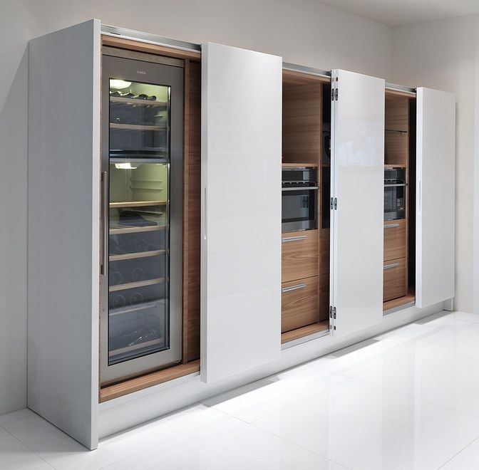 Geräteschrank mit geteilten Schiebetüren, Küchengaleria Oßwald GmbH Küchengaleria Oßwald GmbH Modern kitchen Cabinets & shelves