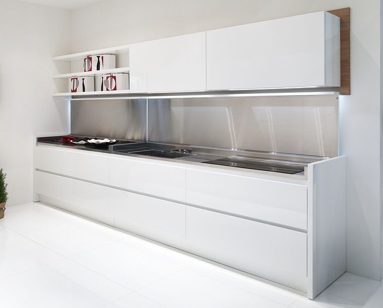 Küchenzeile mit aufklappbarer Abdeckung, Küchengaleria Oßwald GmbH Küchengaleria Oßwald GmbH مطبخ Cabinets & shelves