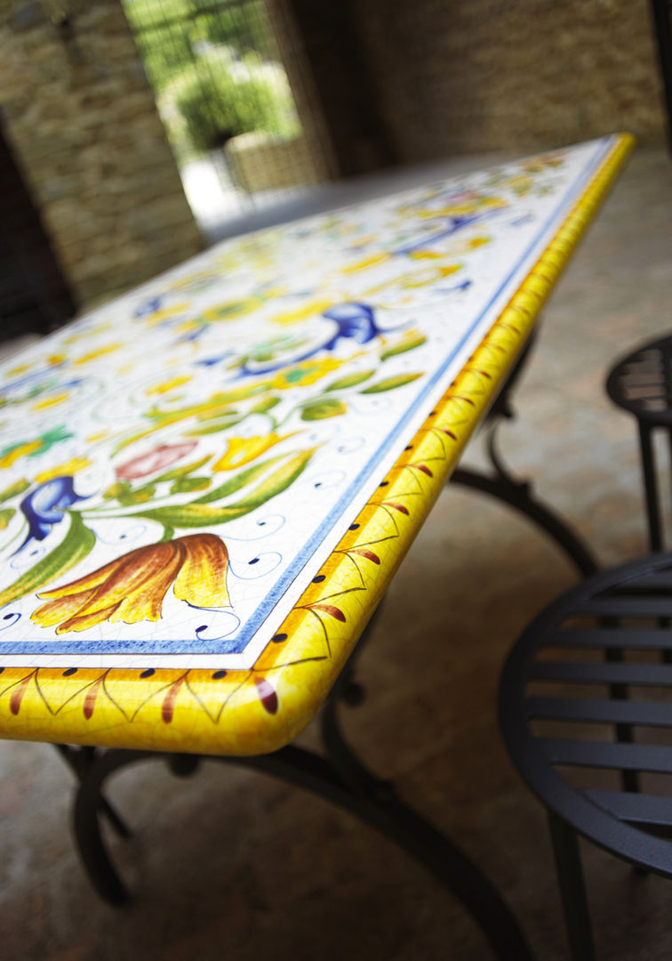 Arredare il proprio giardino con un opera d'arte: Tavoli in ceramica di Deruta Giardinitaliani, Giardinitaliani Giardinitaliani Akdeniz Bahçe Mobilyalar