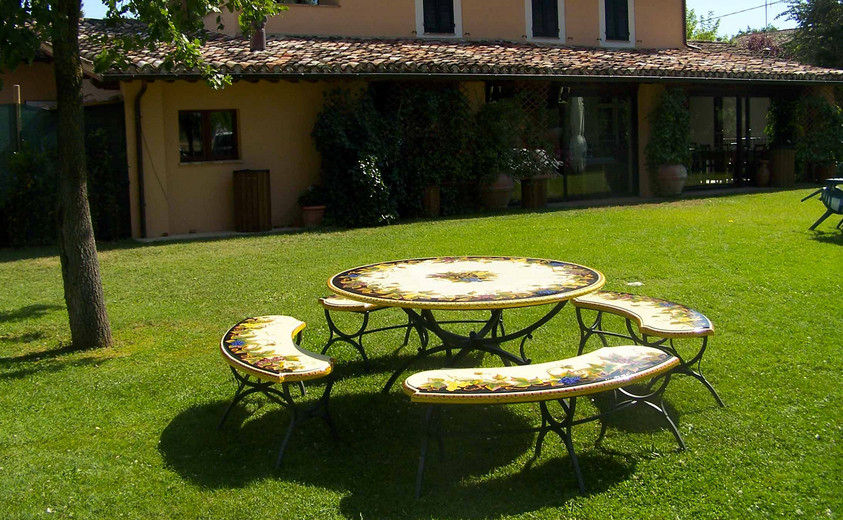 Arredare il proprio giardino con un opera d'arte: Tavoli in ceramica di Deruta Giardinitaliani, Giardinitaliani Giardinitaliani Mediterranean style gardens Furniture