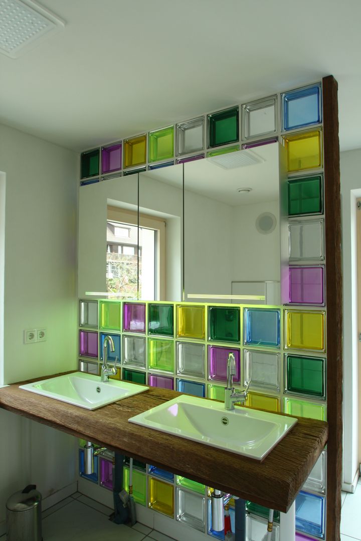 Duschwand aus bunten Glasbausteinen, tritschler glasundform tritschler glasundform Moderne Badezimmer