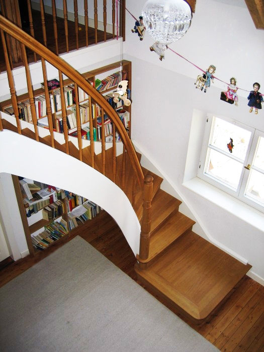 Treppe aus Massivholz, viertelgewendelt mit Antrittspodest Lignum Möbelmanufaktur GmbH Treppe Treppen