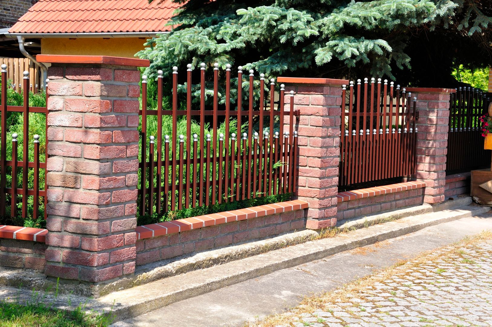 Die Vielfallt der Zäune, Triumph-Zaunsysteme Triumph-Zaunsysteme Modern style gardens Fencing & walls