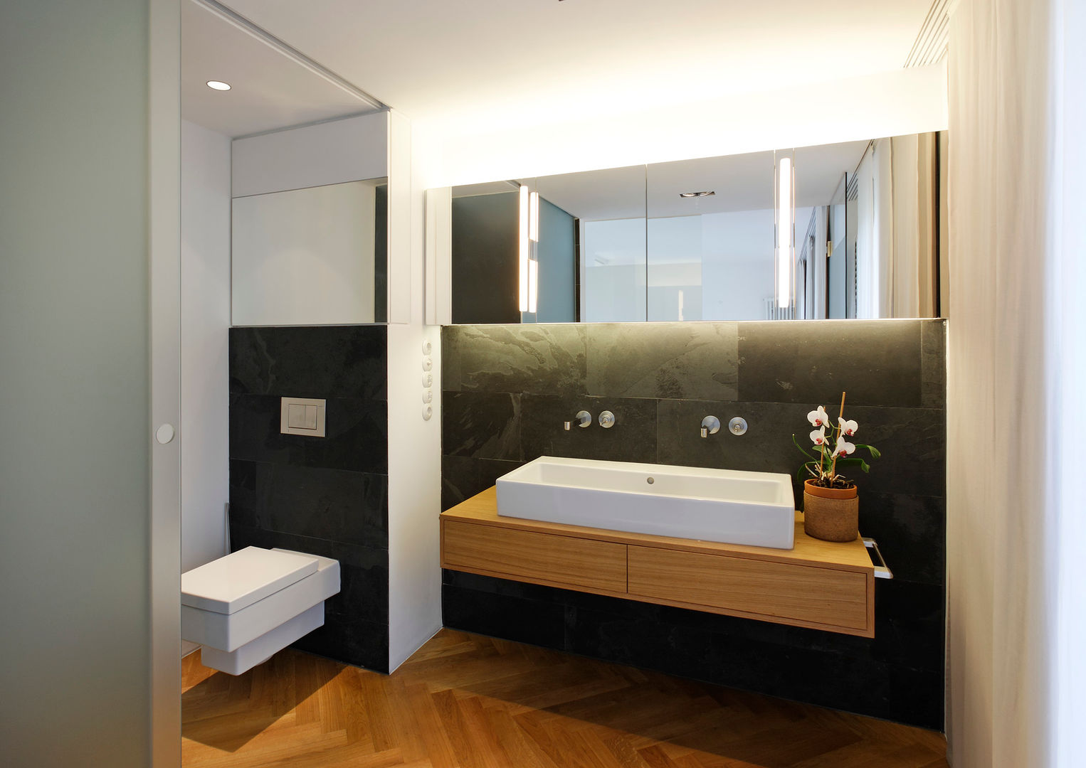 Modern bathroom in a pre-war appartment homify Moderne badkamers Wastafels