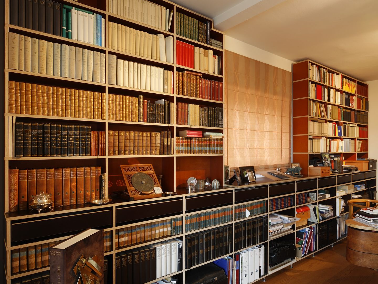 homify Living room Shelves