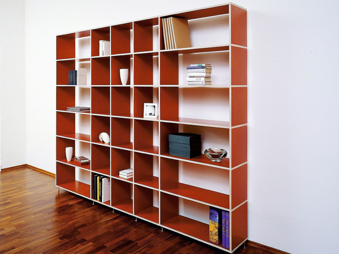 homify Modern living room Shelves