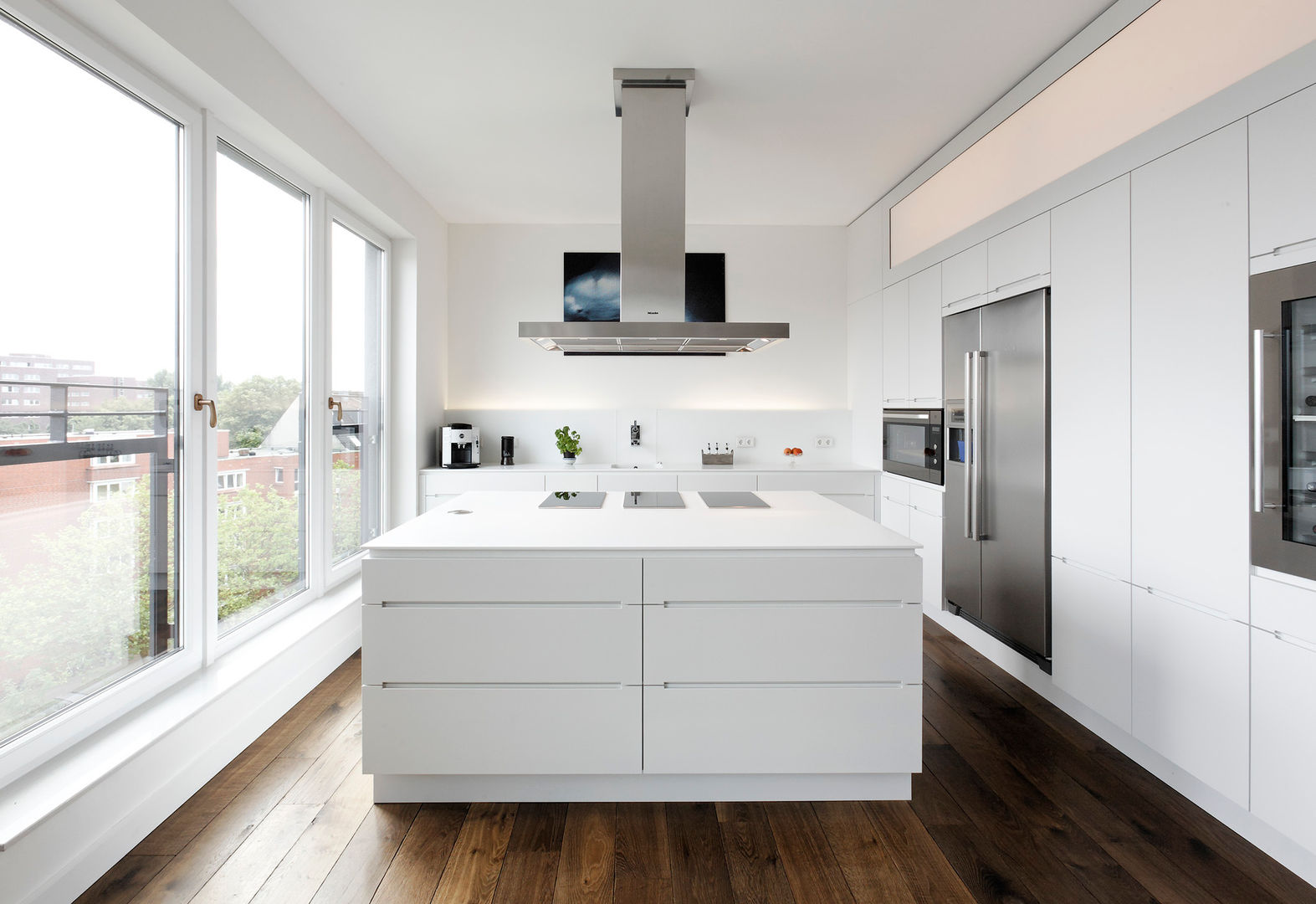 Lacquered kitchen with kitchen island homify Dapur Modern Cabinets & shelves