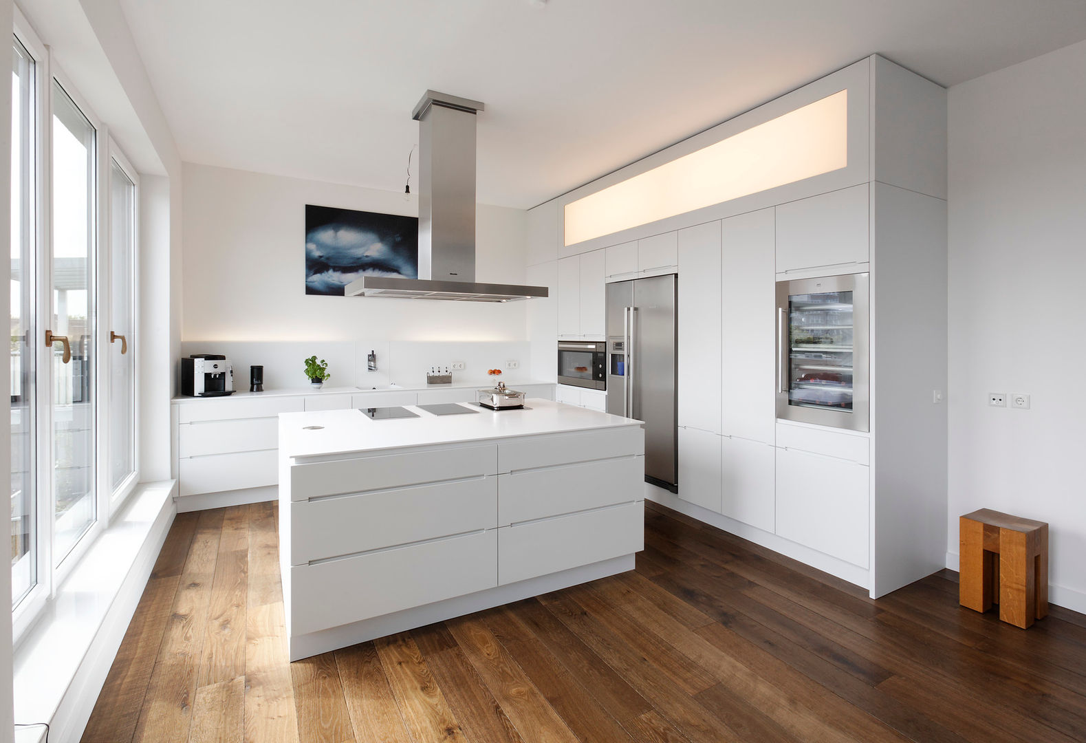 Lacquered white kitchen homify Modern Kitchen Cabinets & shelves