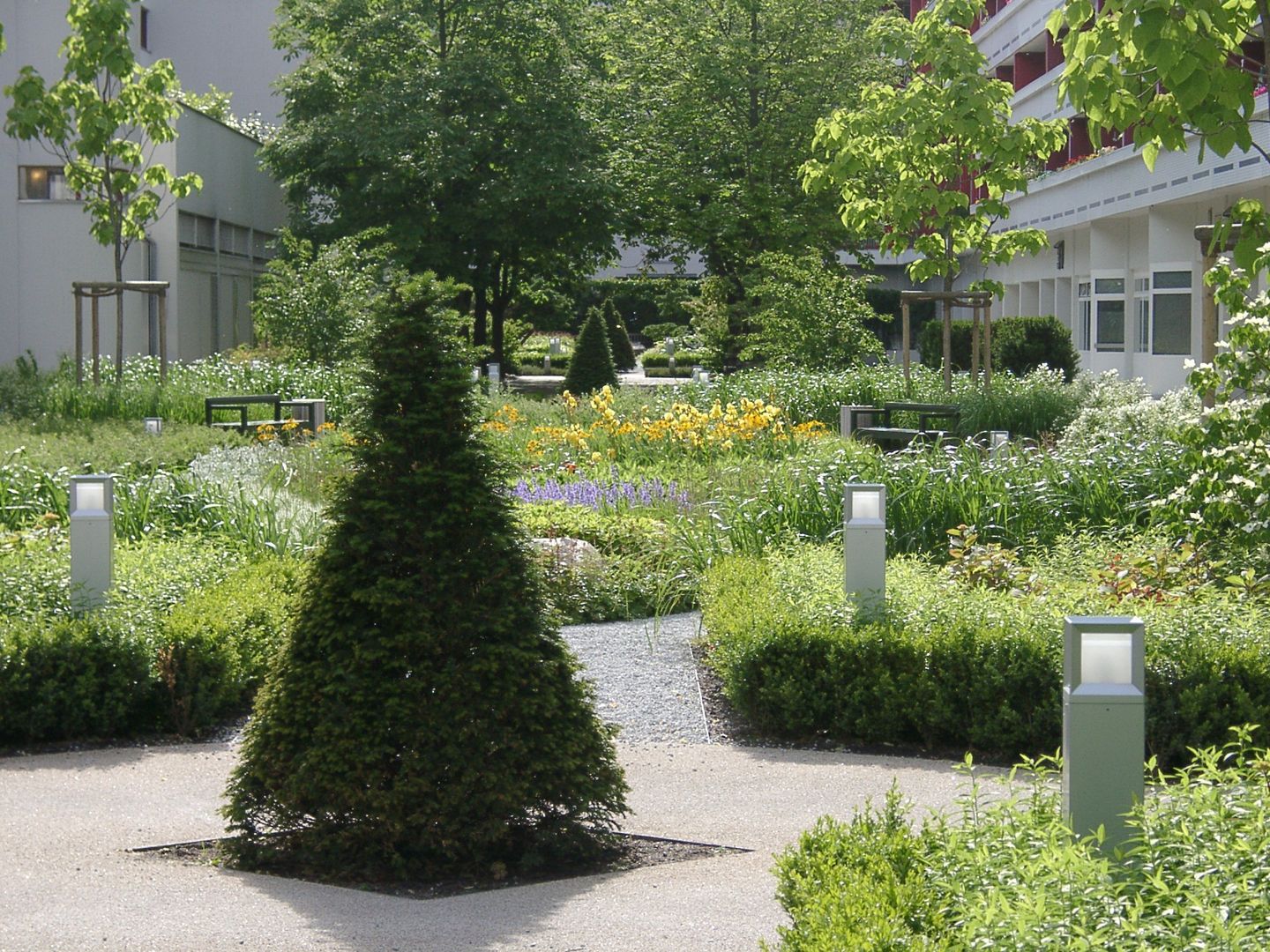 Ein ganz besonderer Hofgarten, neuegaerten-gartenkunst neuegaerten-gartenkunst Klassischer Garten Anlage,Fenster,Gebäude,Straßenbelag,Baum,Grundstück,Biom,Immergrün,Hecke,Gras