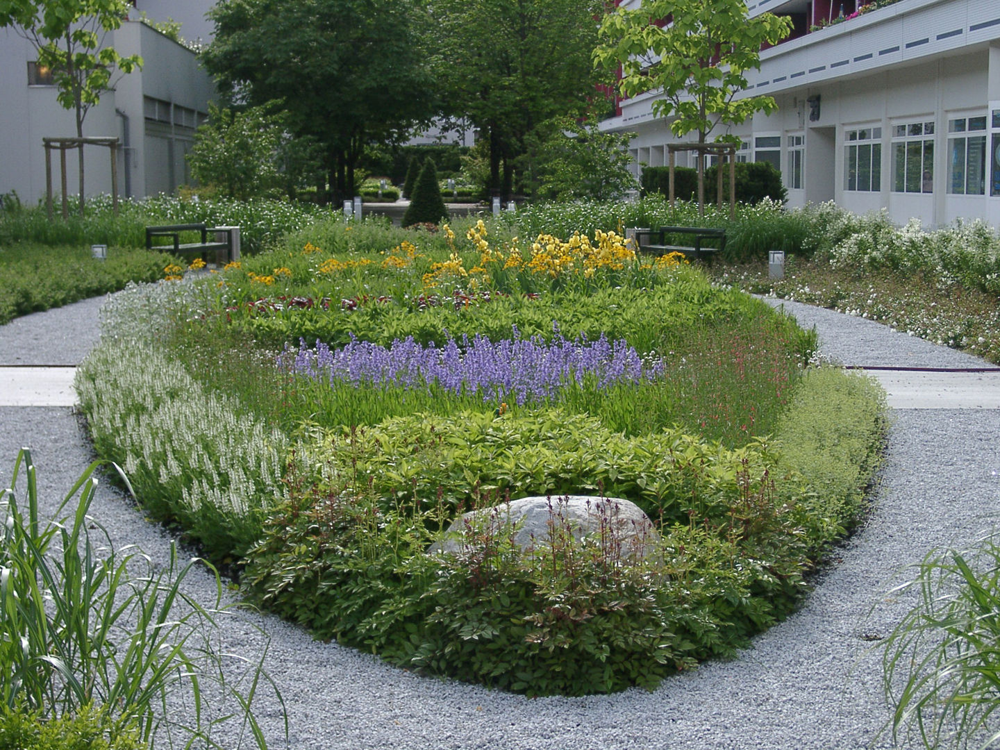 Ein ganz besonderer Hofgarten, neuegaerten-gartenkunst neuegaerten-gartenkunst Classic style garden