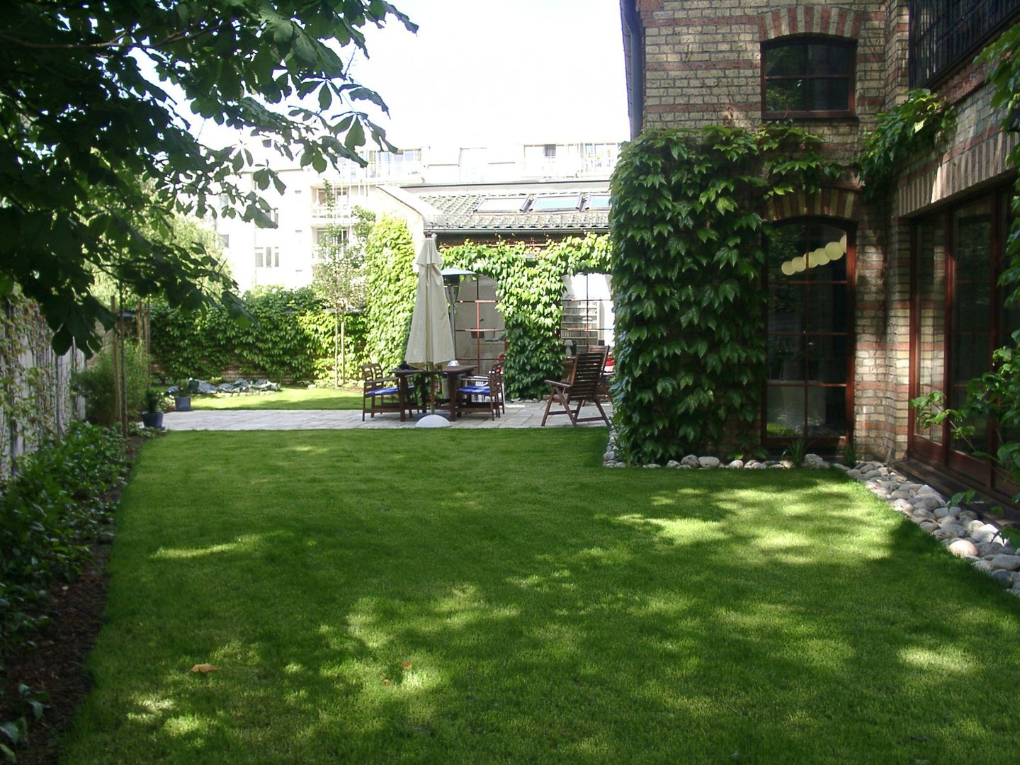 Gartenoase inmitten der Großstadt, neuegaerten-gartenkunst neuegaerten-gartenkunst Jardins modernos