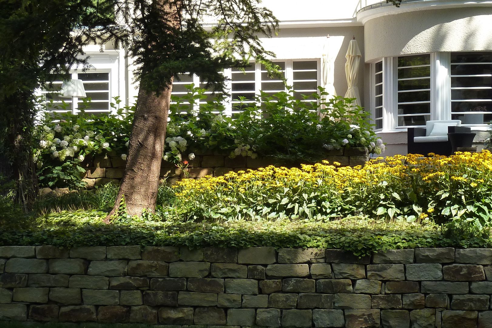 Blühender Hanggarten, neuegaerten-gartenkunst neuegaerten-gartenkunst Jardines de estilo clásico