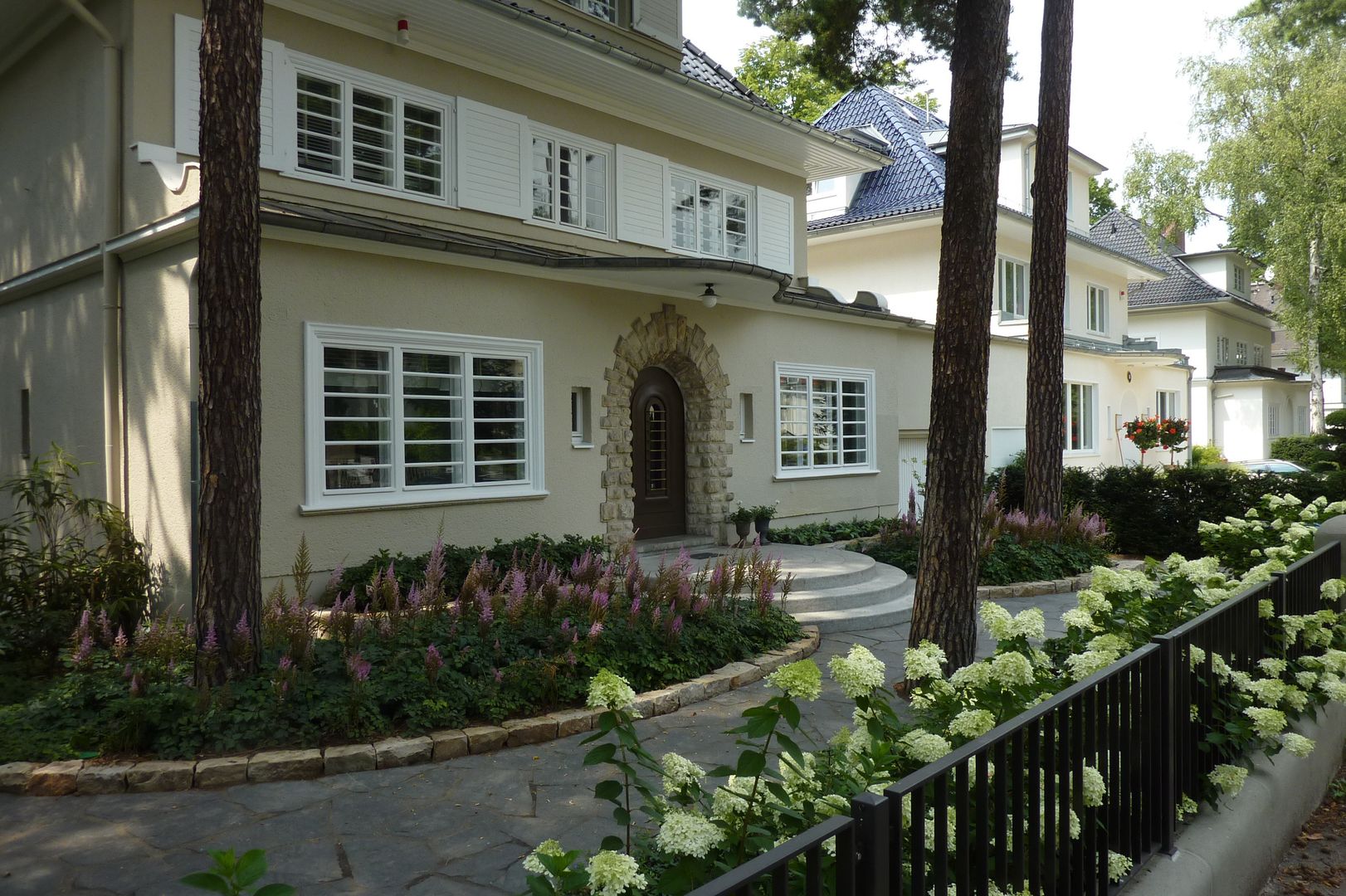 Blühender Hanggarten, neuegaerten-gartenkunst neuegaerten-gartenkunst Giardino classico