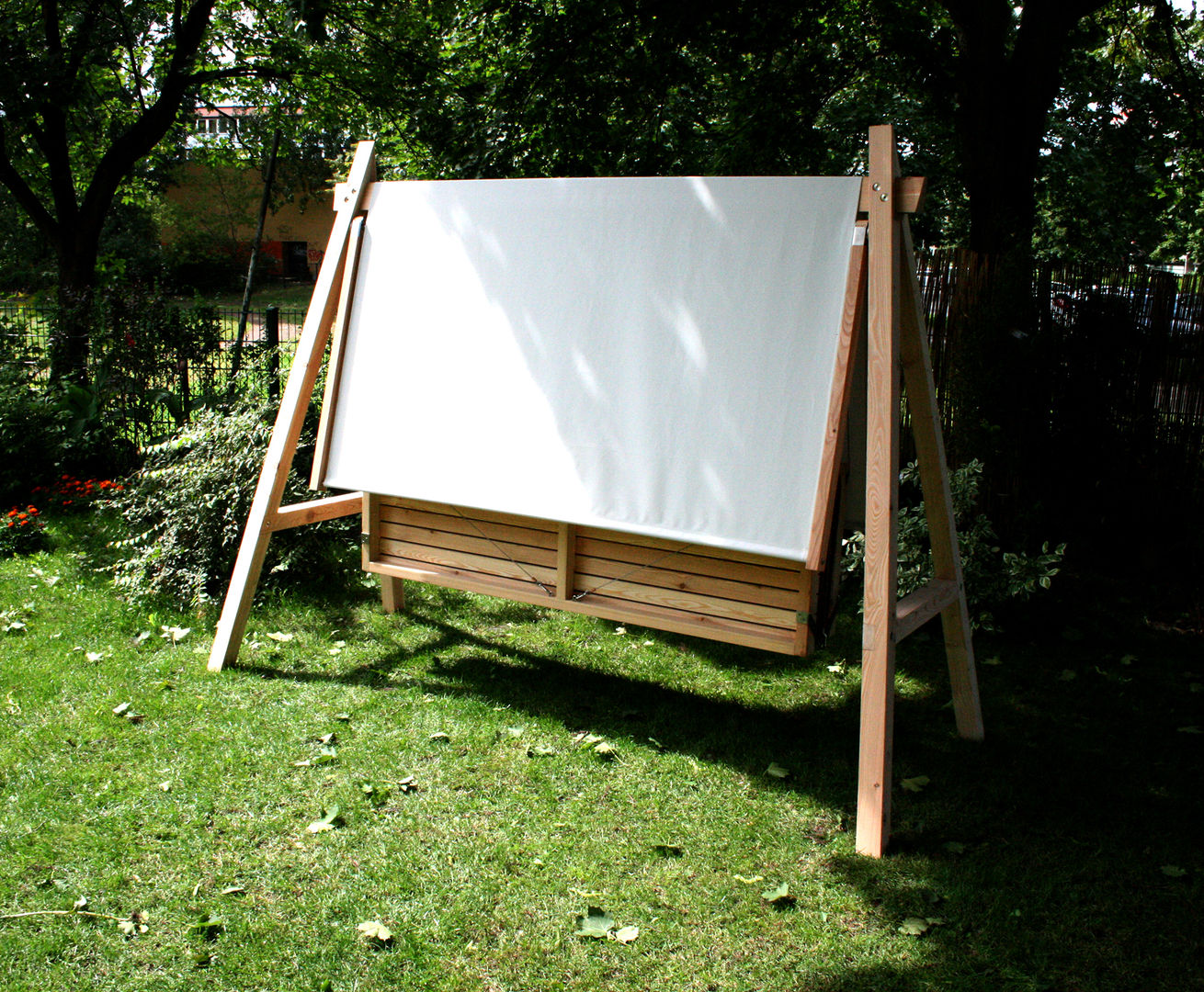 Hollywoodschaukel aus Holz im skandinavischen Stil, Pool22.Design Pool22.Design Modern garden Wood Wood effect Furniture