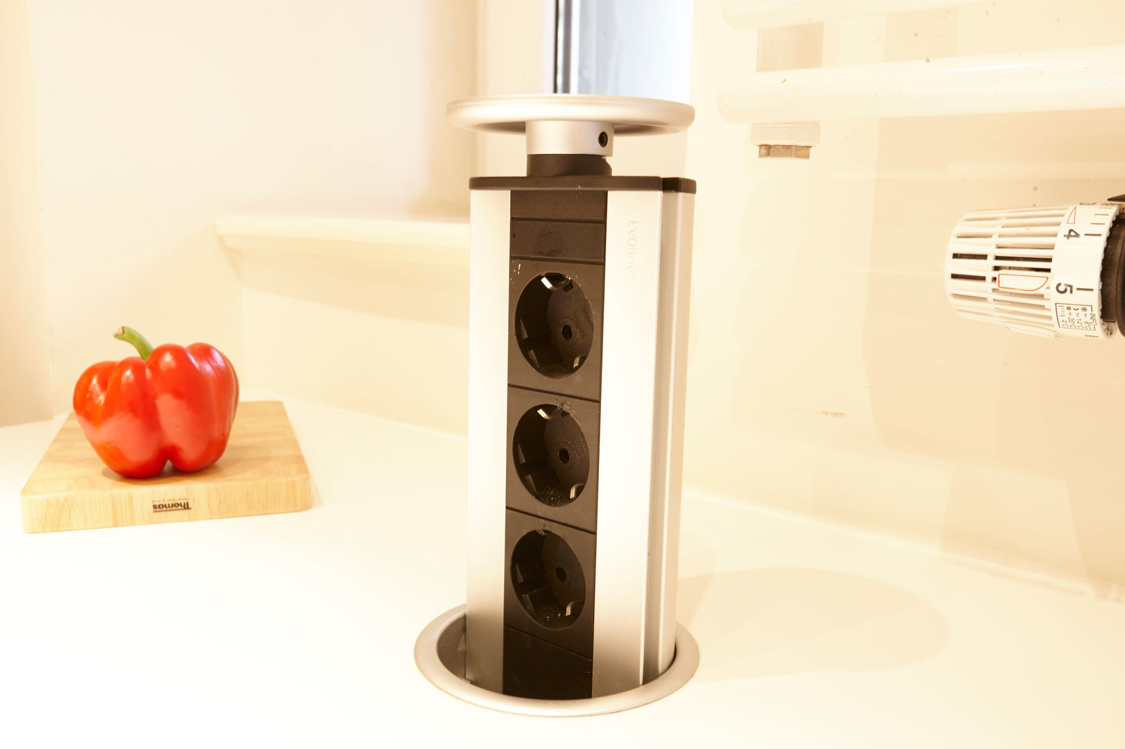 Lowerable power outlet strip in the kitchen island homify Modern Mutfak Dolap & Raflar