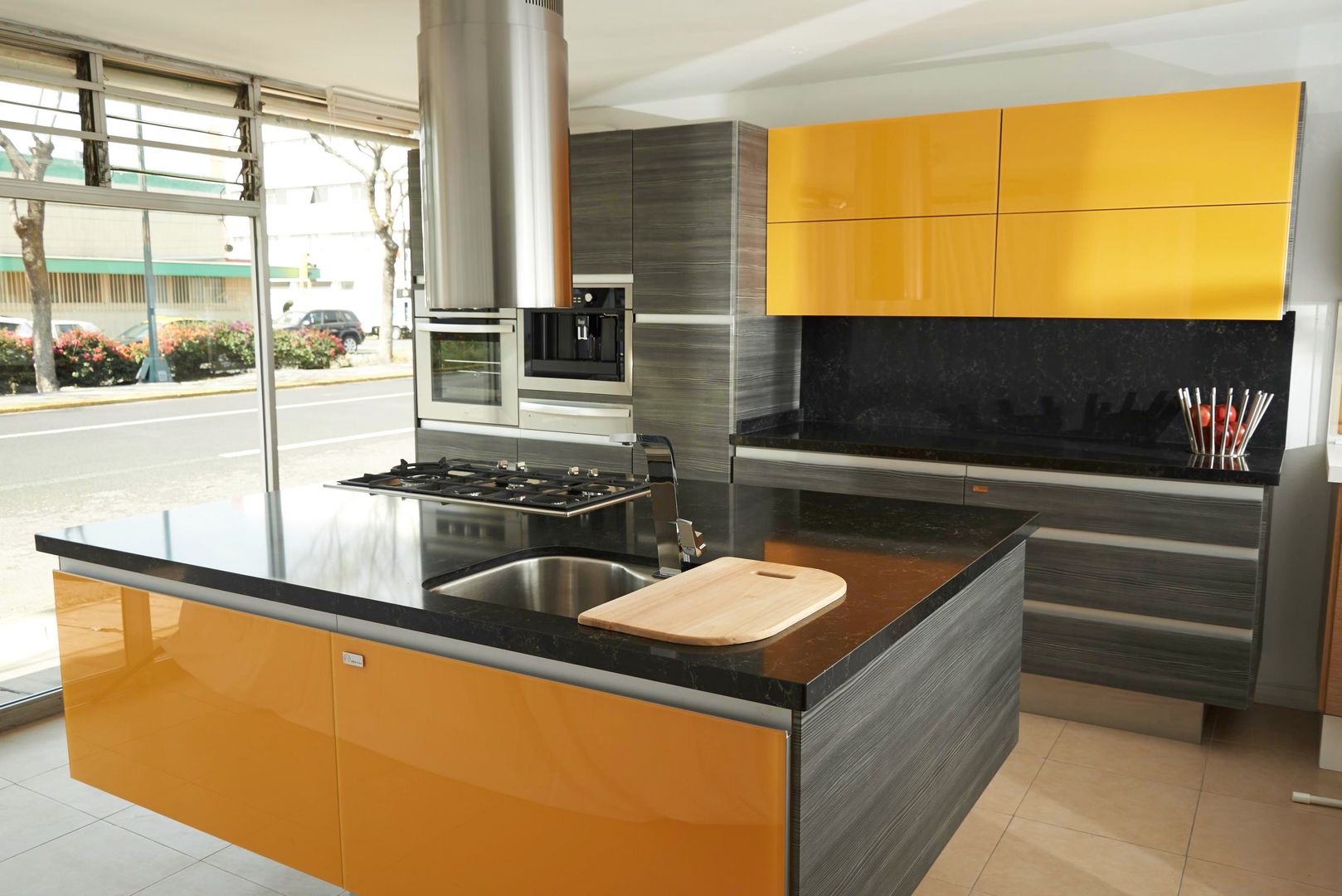 Cocina en PVC Gris Mare con combinación de Cristal Amarillo Aura Cocinas Cocinas de estilo moderno Armarios y estanterías