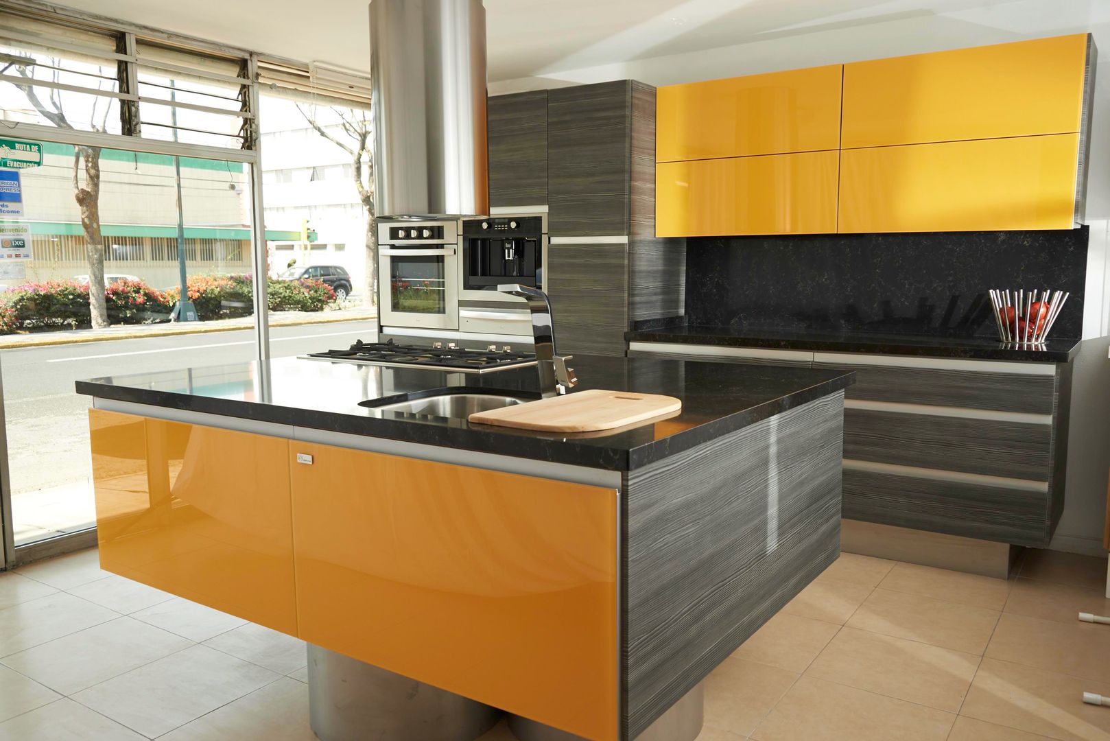 Cocina en PVC Gris Mare con combinación de Cristal Amarillo Aura Cocinas Cocinas modernas Armarios y estanterías