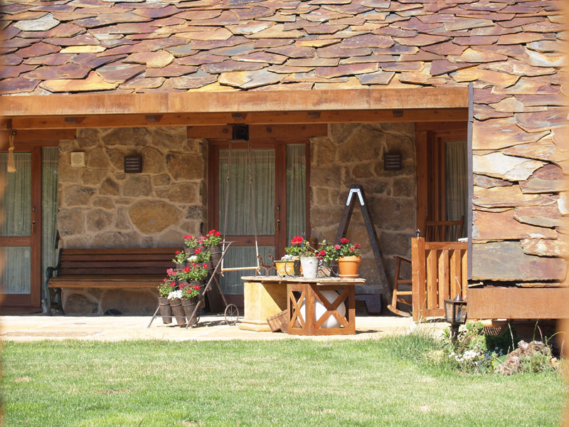 La casa del tejado hasta el suelo. Becerril de la Sierra, Madrid, Manuel Monroy Pagnon, arquitecto Manuel Monroy Pagnon, arquitecto Rustikaler Flur, Diele & Treppenhaus Accessoires und Dekoration