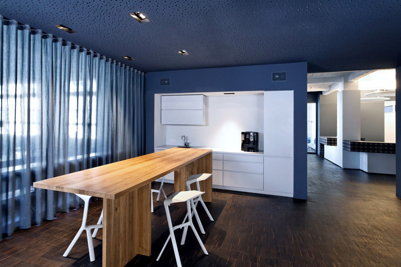 Zentraler Kommunikationsbereich a-base I büro für architektur Moderne Küchen