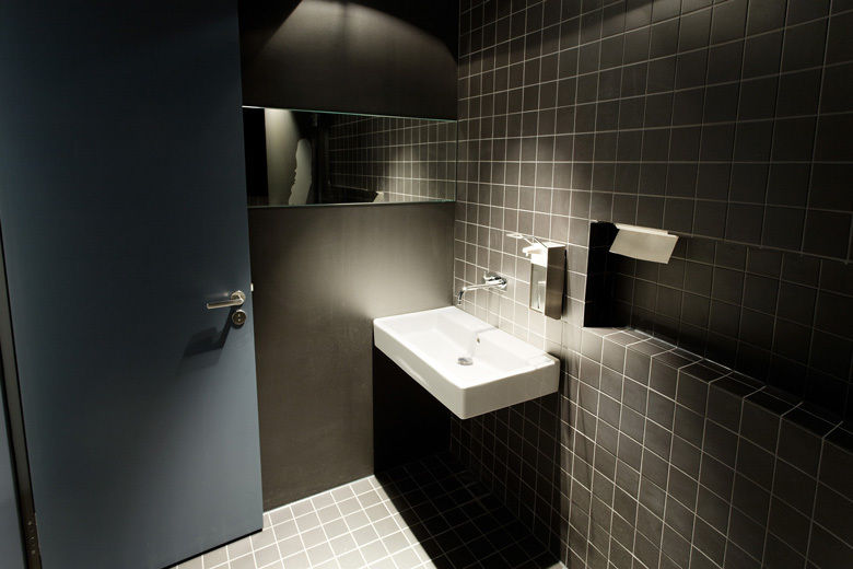 WC-Bereich a-base I büro für architektur Moderne Badezimmer